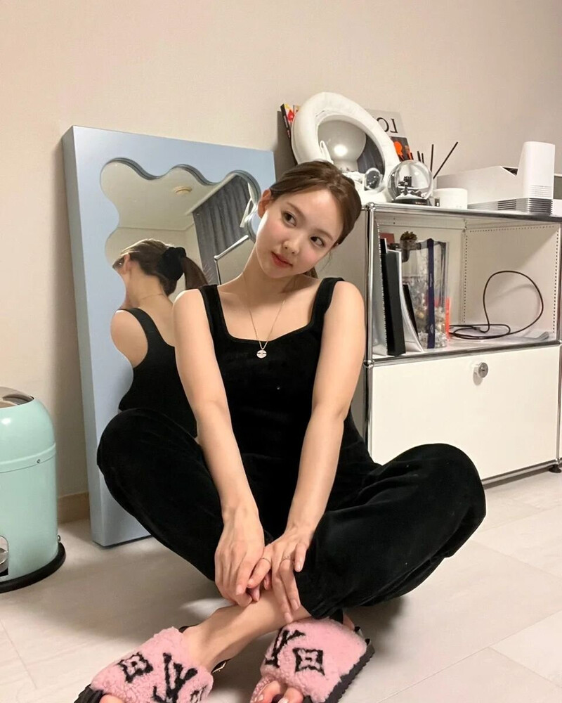 220210 TWICE Instagram Update - Nayeon documents 4