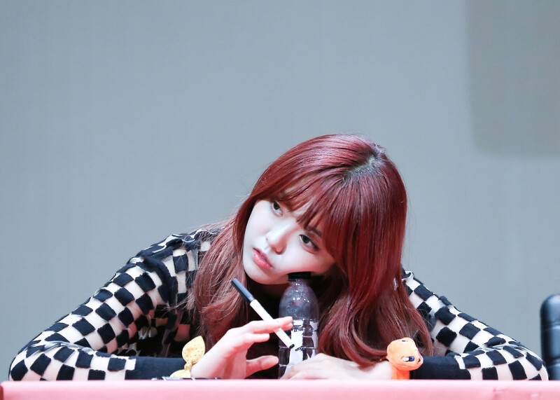 170916 Weki Meki Suyeon at 'WEME' Ilsan fansign documents 4