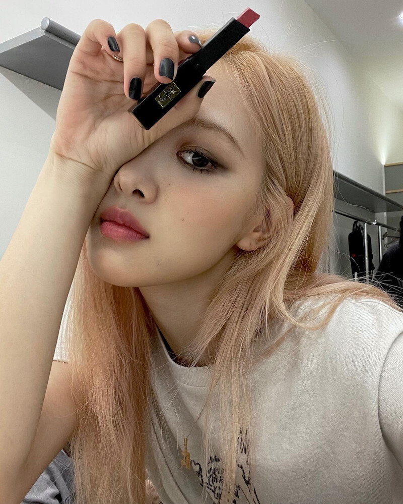 210906 - ROSÉ Instagram Update documents 1