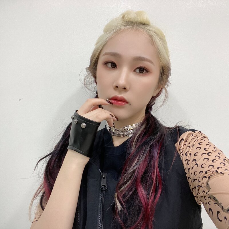 211208 EVERGLOW SNS Update at The Show documents 8
