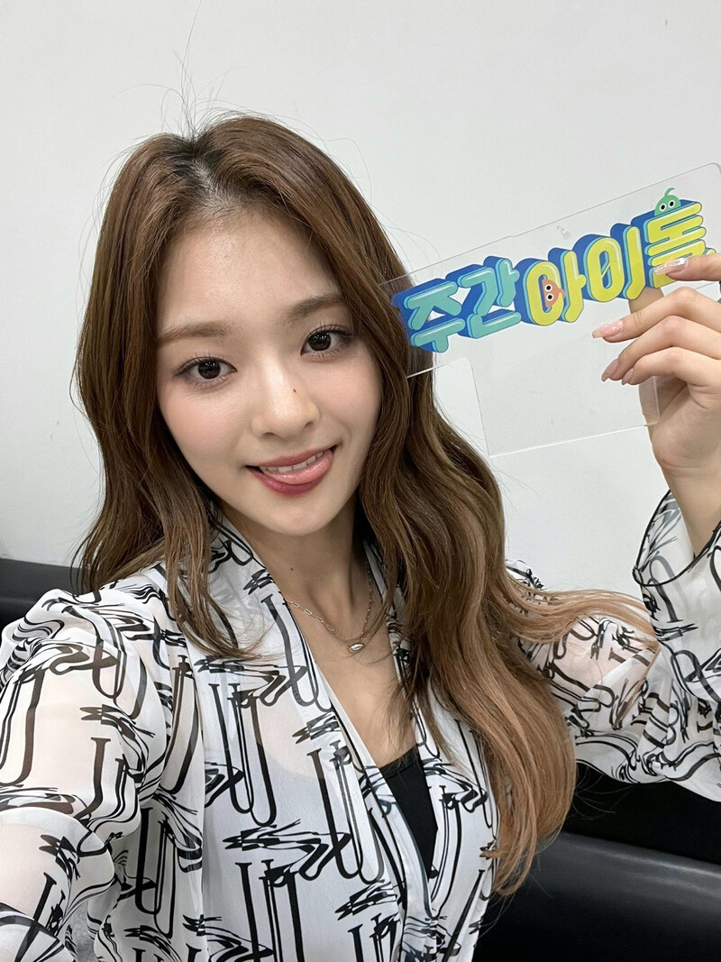 220124 Weekly Idol Twitter Update - fromis_9 documents 1