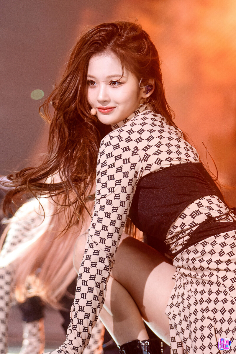 220403 NMIXX Sullyoon 'TANK' at Inkigayo documents 3