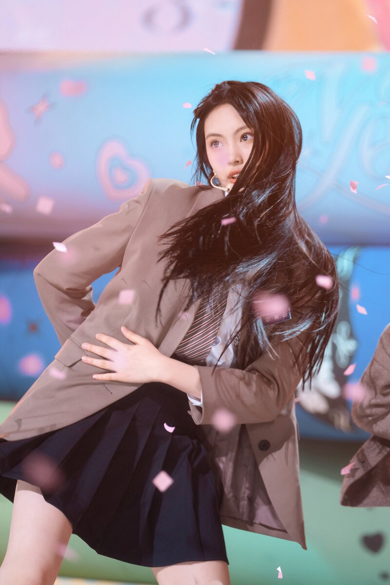 230115 NewJeans Hyein 'Ditto' at Inkigayo documents 4