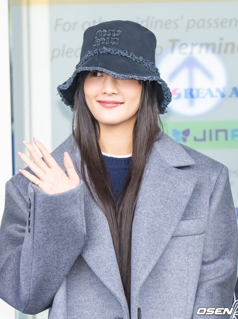231028 (G)I-DLE Minnie at Incheon International Airport documents 1