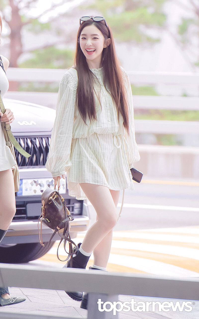 240712 Red Velvet Irene at Incheon International Airport documents 2