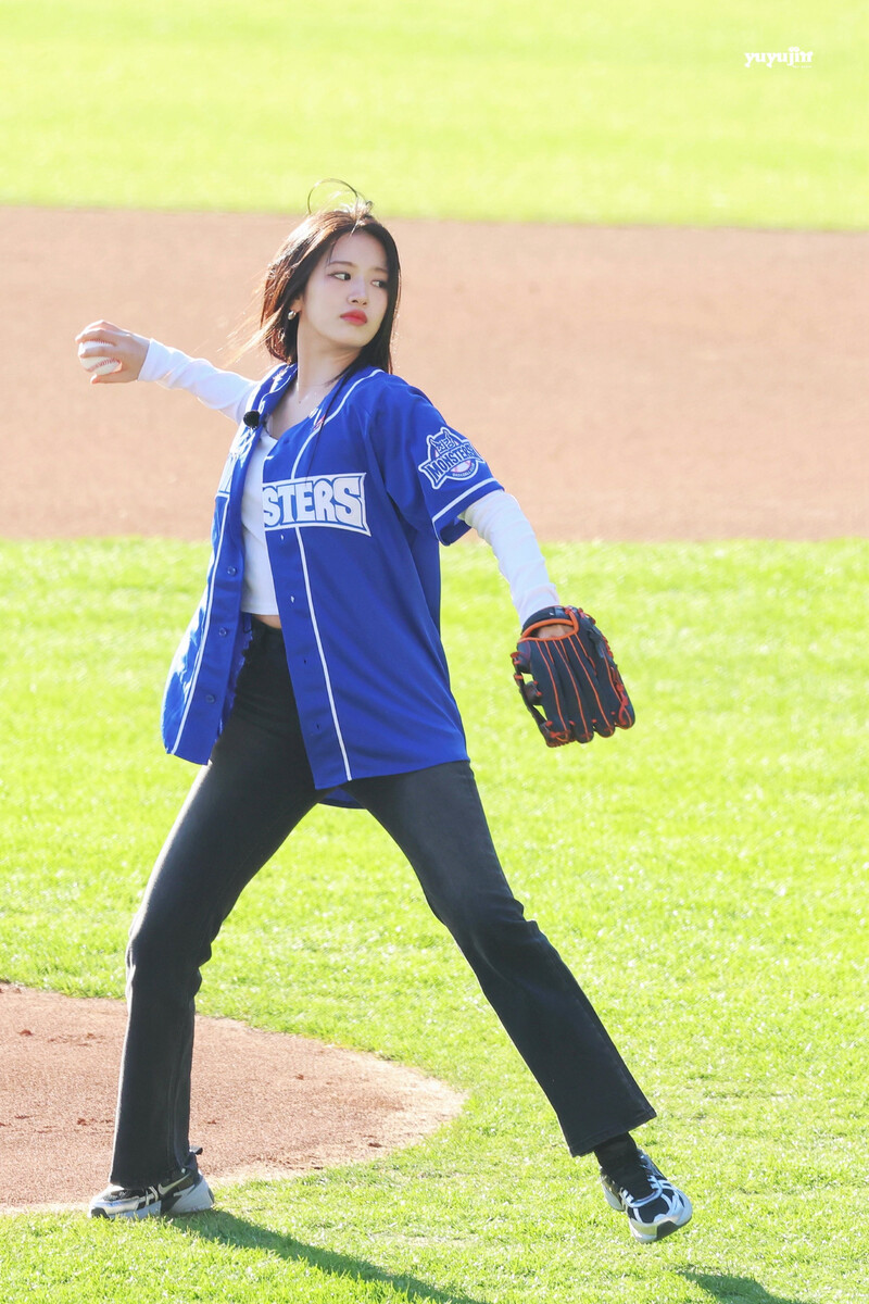 241117 IVE Yujin - First Pitch at Jamsil Baseball Stadium documents 3