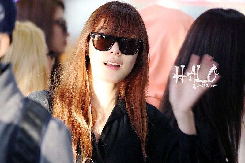 121001 Girls' Generation Tiffany at Gimpo Airport documents 2