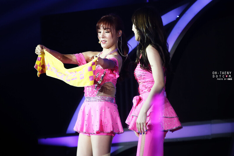 131109 Girls' Generation at Girls & Peace in Hong Kong documents 4