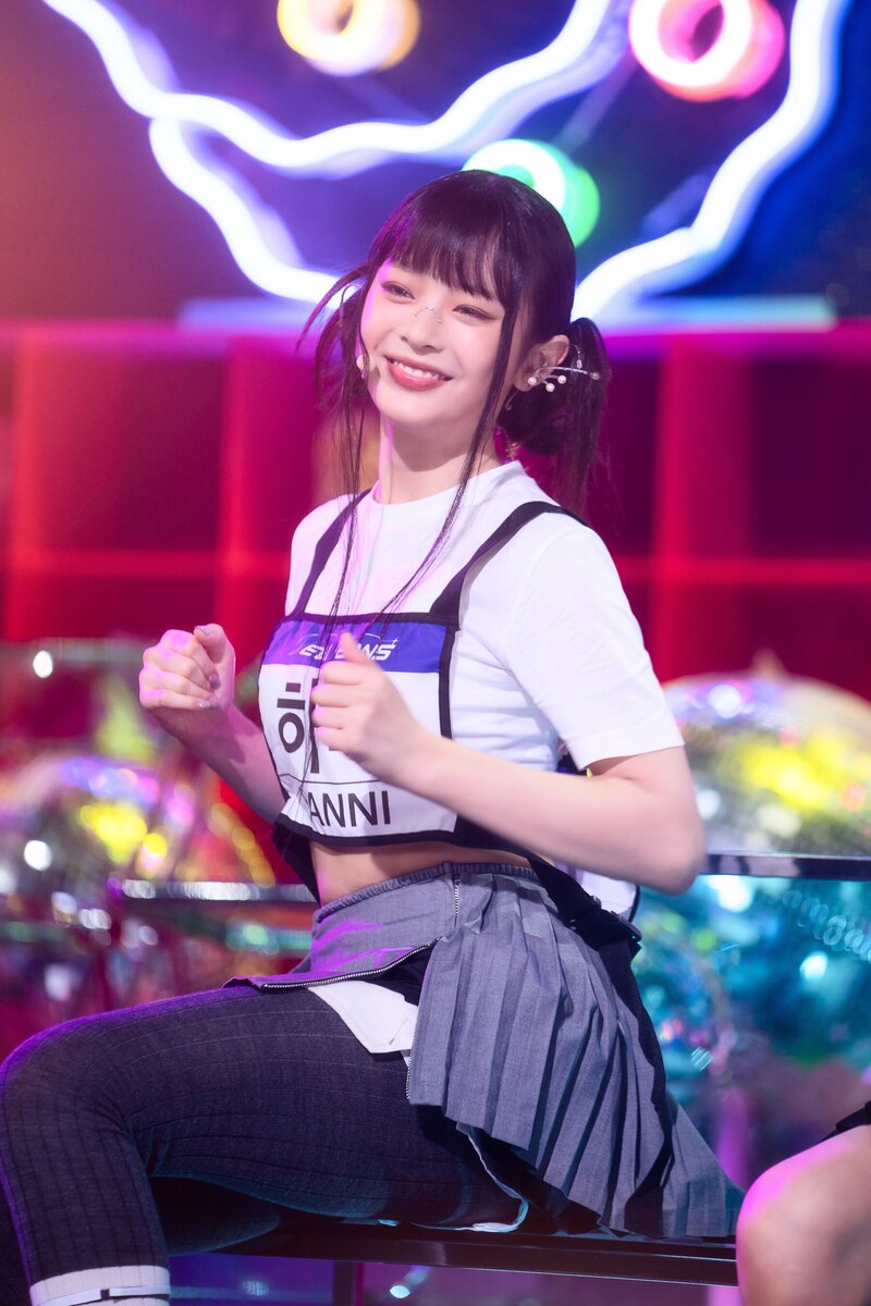 220807 NewJeans Hanni 'Cookie' at Inkigayo documents 11