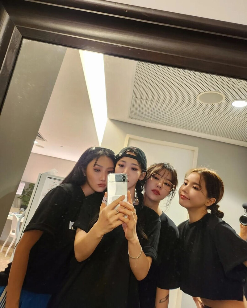 230209 Solar, Moon Byul, Whee In, Hwa Sa, MAMAMOO Instagram Update documents 4