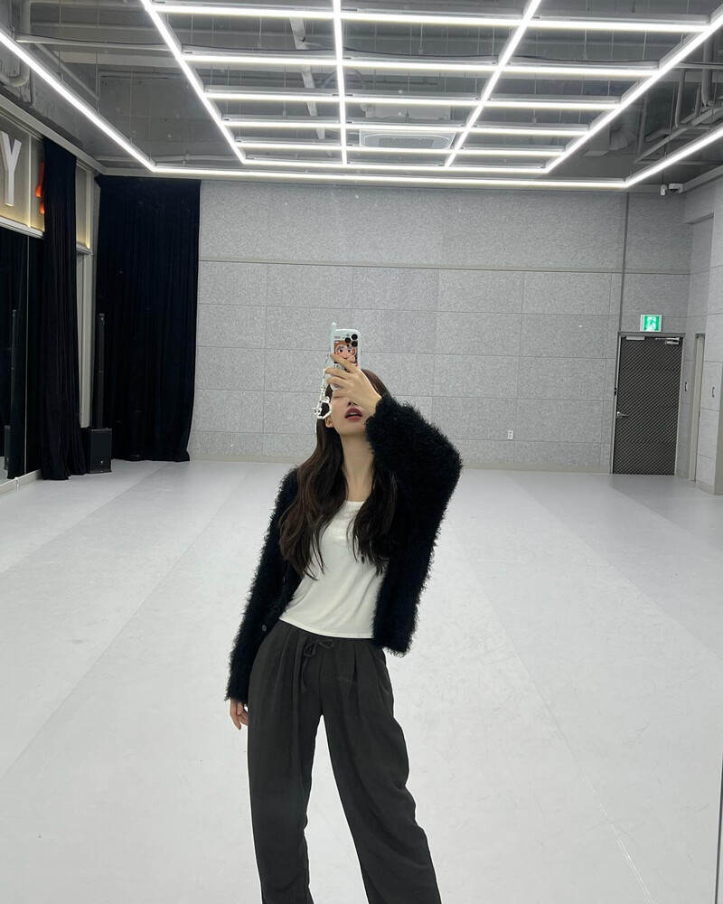 240405 EVERGLOW Sihyeon Instagram Update documents 5