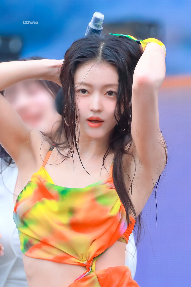 240707 OH MY GIRL YooA - Waterbomb in Seoul Day 3 documents 4