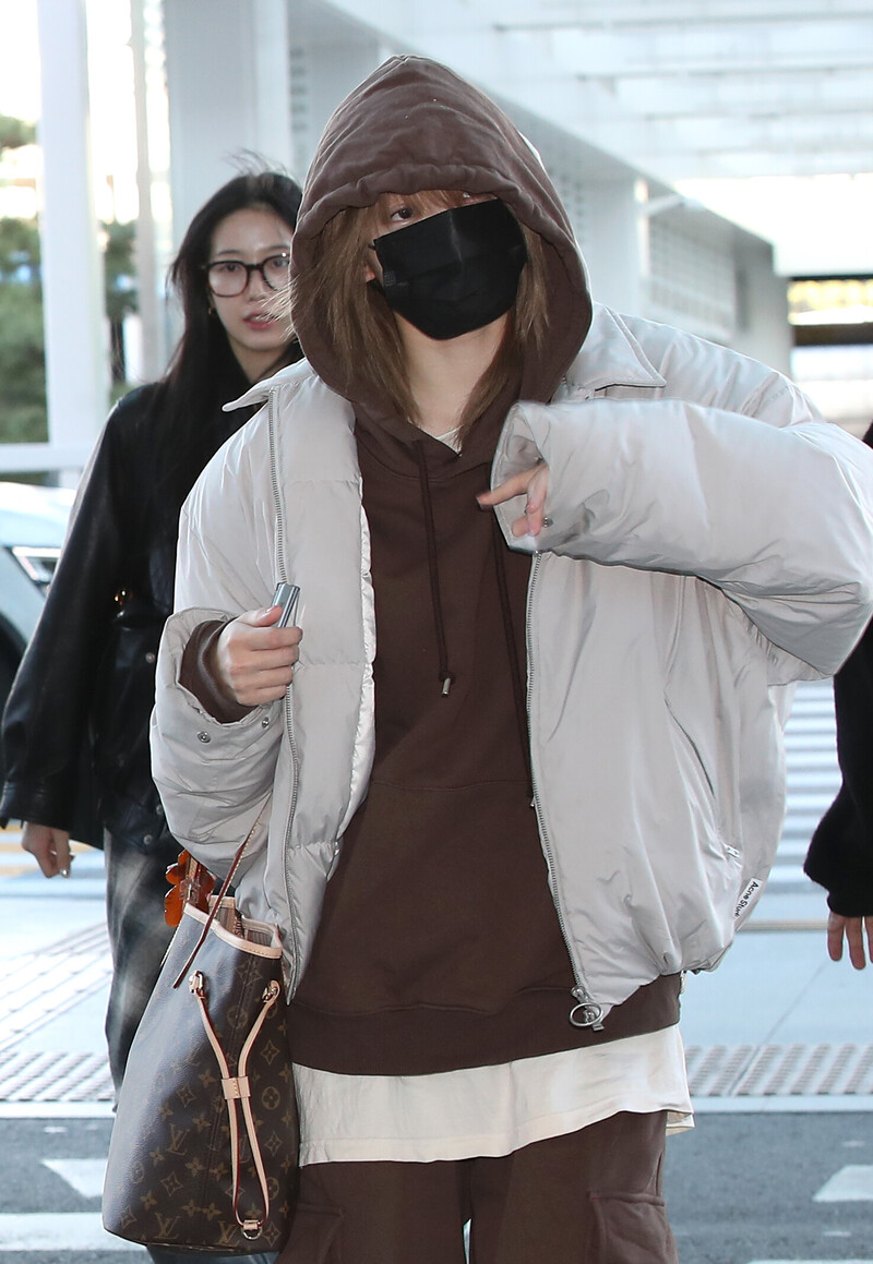 241107 Le sserafim Sakura at Incheon International Airport documents 1