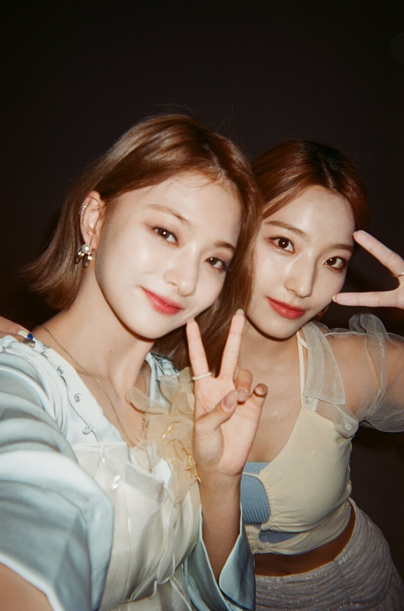 220630 M2 Twitter Update - fromis_9 June Film Camera Photos for 'Stay This Way' documents 6
