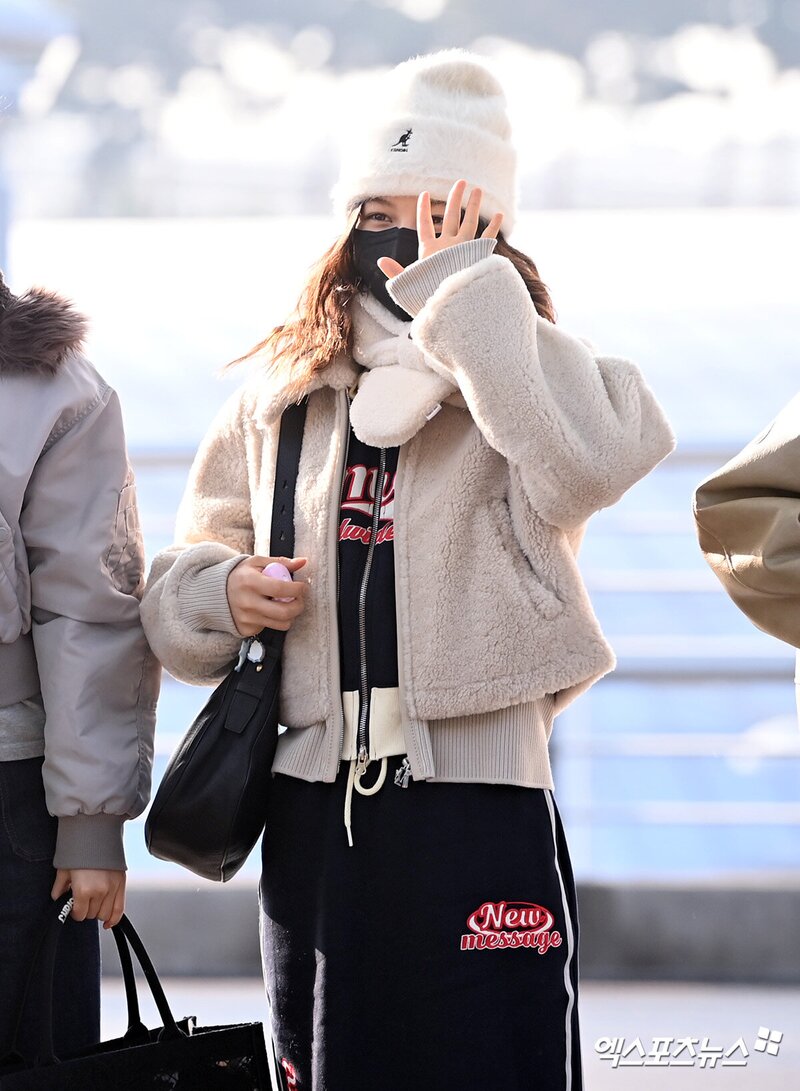 231228 NewJeans Danielle at Incheon International Airport documents 6