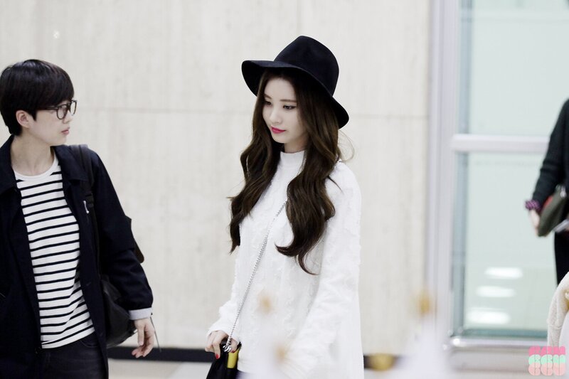 141026 Girls' Generation Seohyun at Gimpo Airport documents 2