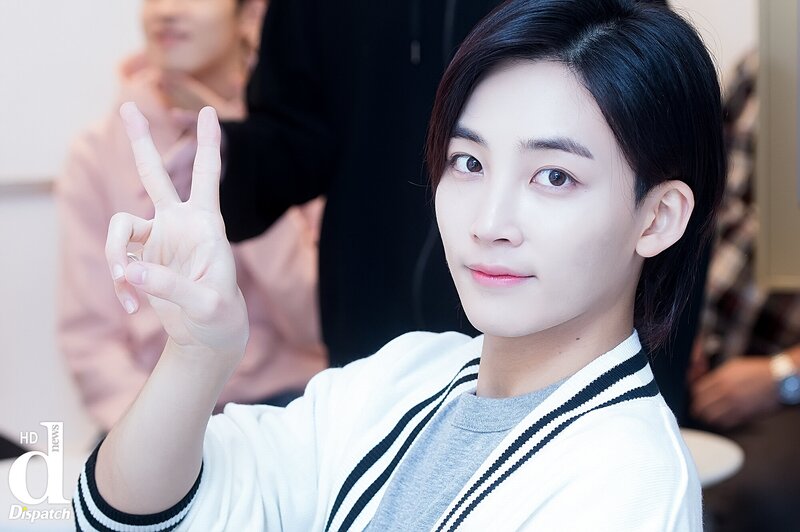 161116 SEVENTEEN for MBC Every1 'StarShow 360' preparation [Dispatch] - Jeonghan documents 4