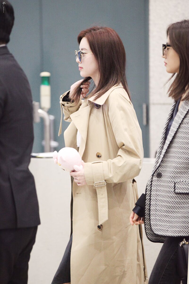 170312 Girls' Generation Seohyun at Incheon Airport documents 6