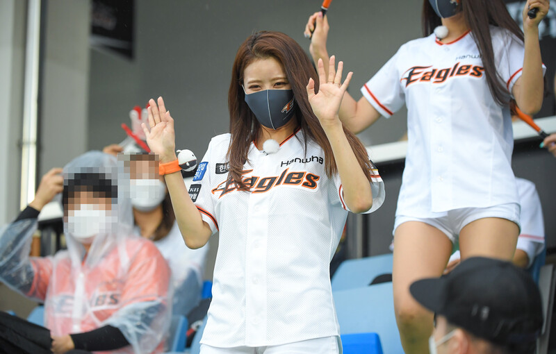 210615 Lovelyz Mijoo - Hanwha Eagles 1st Pitch documents 11