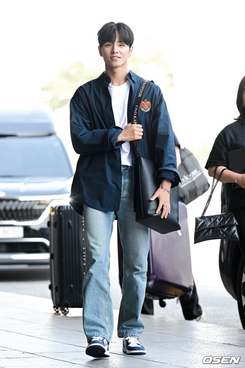 230609 Wang Zihao at Gimpo Airport documents 6