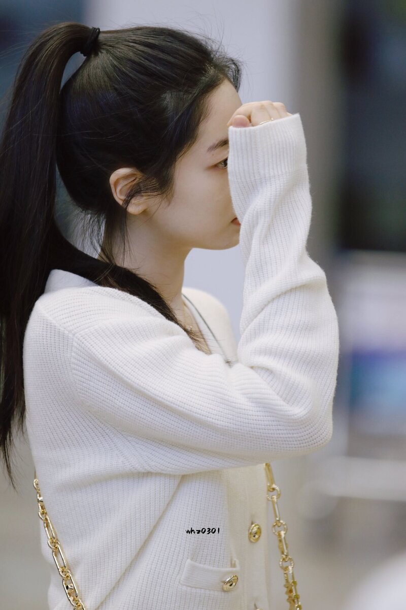 231006 TWICE Dahyun - GMP Airport documents 9