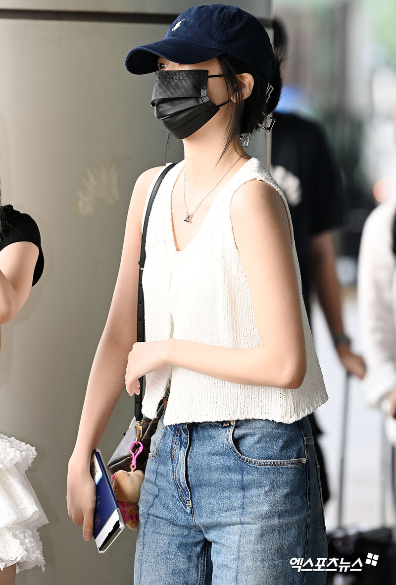 240810 LE SSERAFIM Eunchae at Gimpo International Airport documents 1