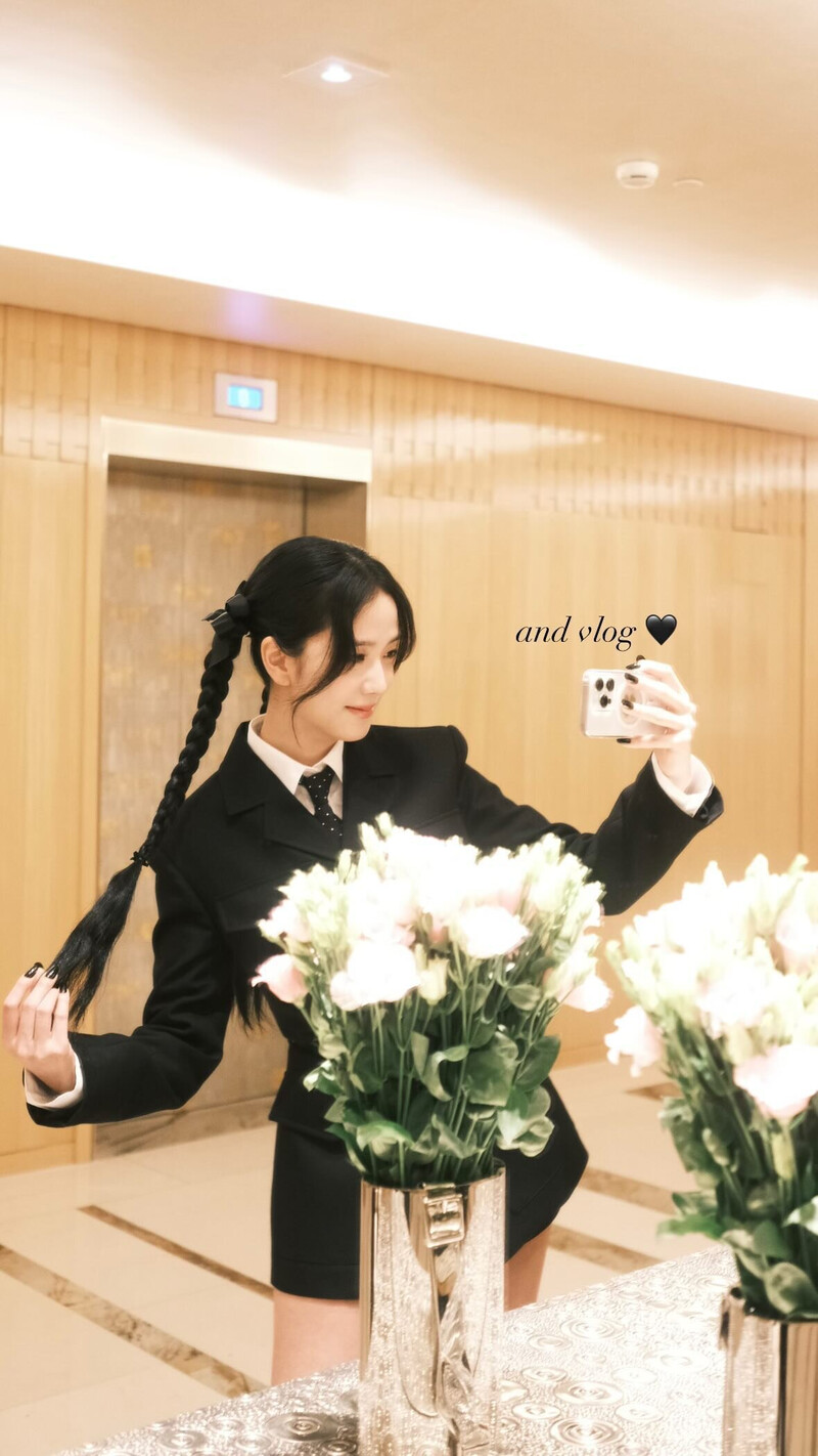 240228 - JISOO Instagram Update documents 1