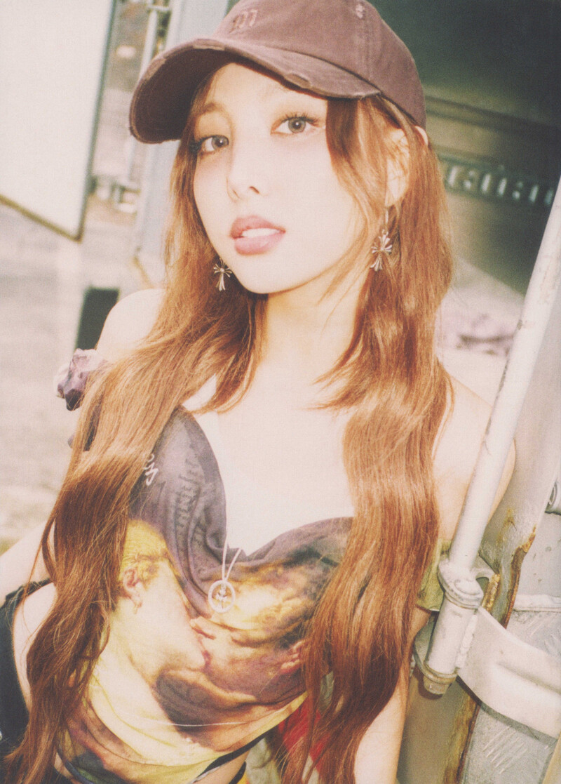 NAYEON 2nd Mini Album 'NA'  SCAN Photobook documents 18