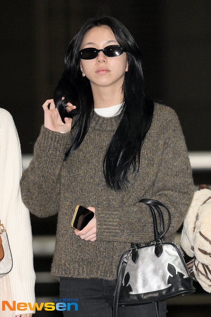 231102 TWICE Chaeyoung at Incheon International Airport documents 1