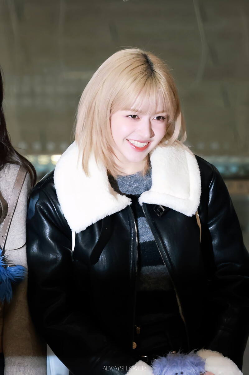 231208 NMIXX Lily at Gimpo International Airport documents 4