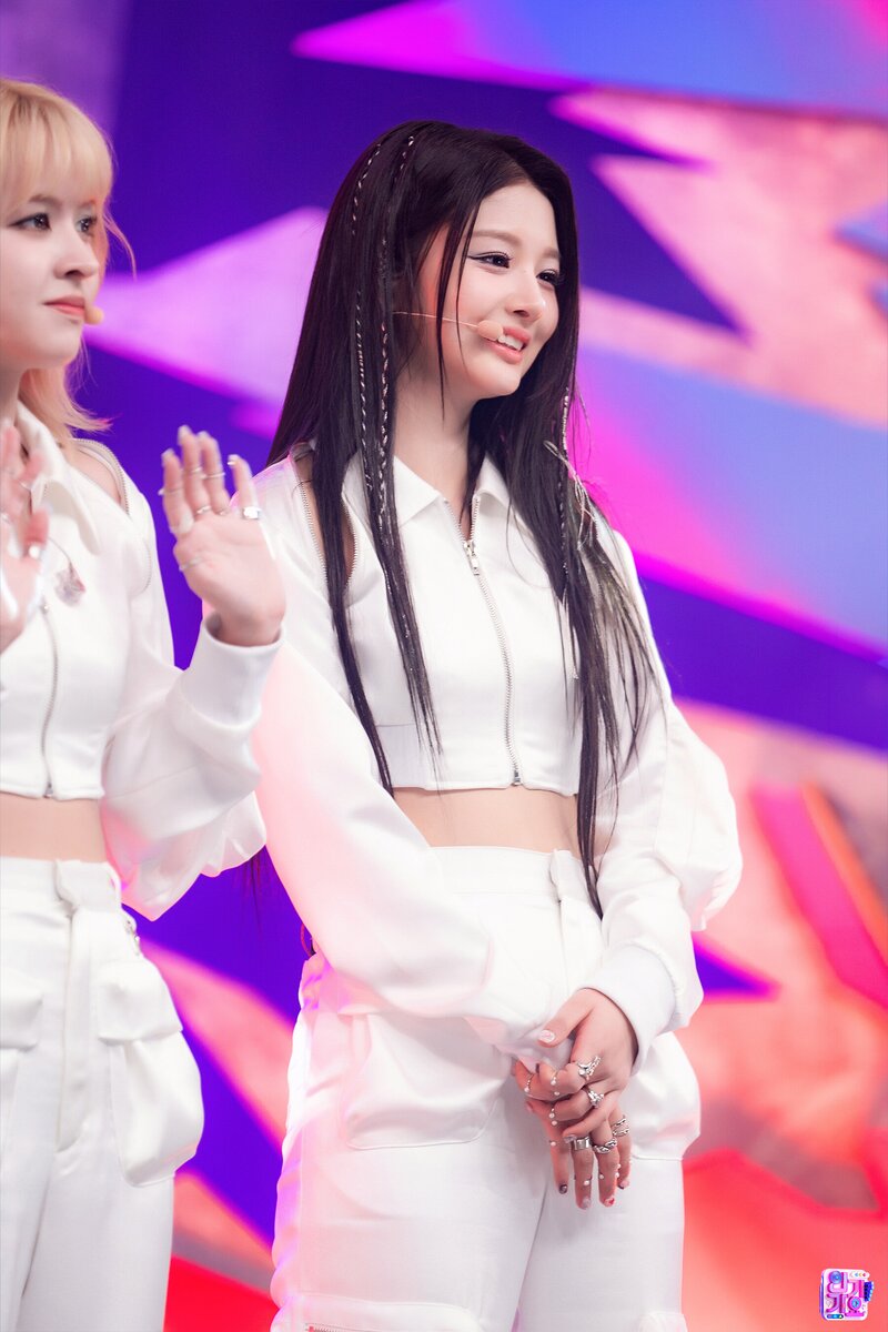 240121 NMIXX Sullyoon - 'DASH' at Inkigayo documents 2