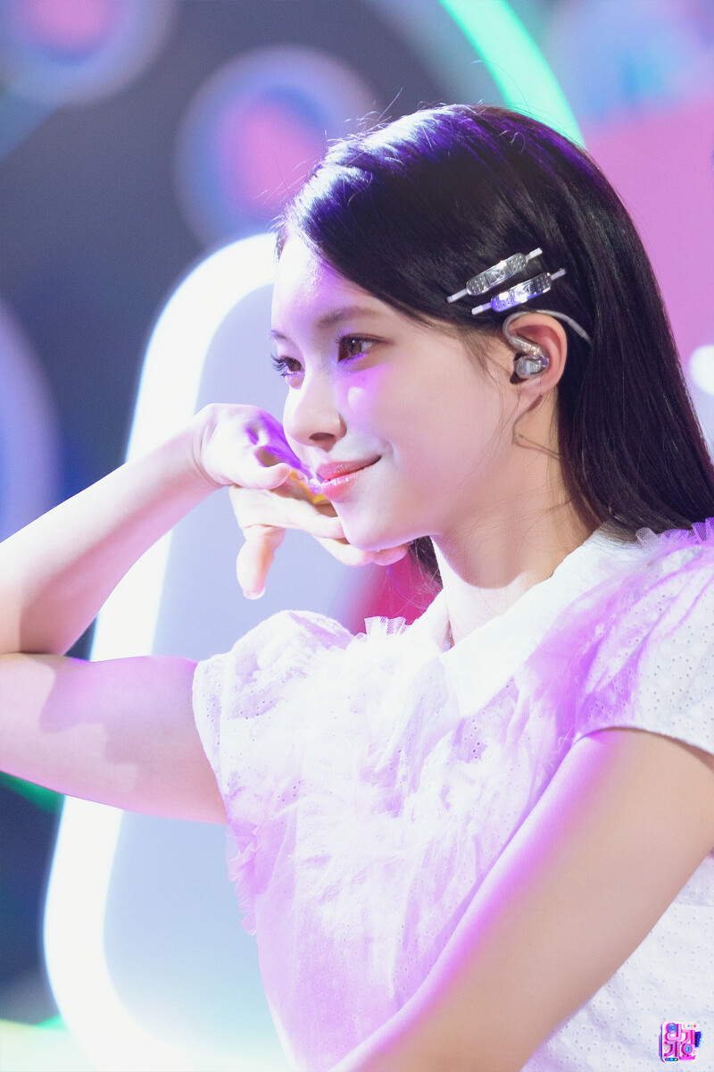 240331 ILLIT Yunah - ‘Magnetic’ at Inkigayo documents 2