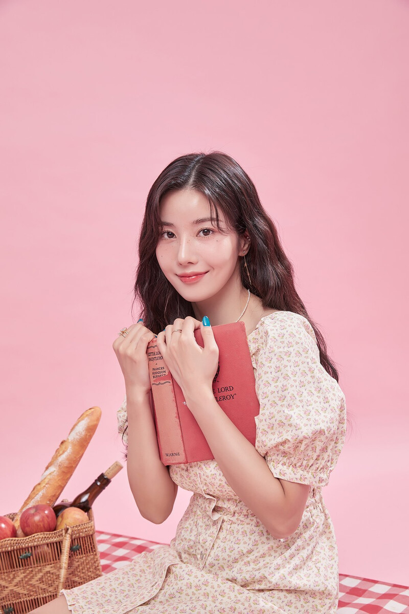 KWON EUN BI - 'Color Concept - Pastel Pink' [A photo book of KWON EUN BI enjoying her picnic time] documents 2