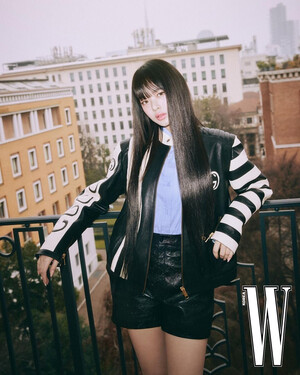 230301 WKorea Instagram Update with NewJeans Hanni