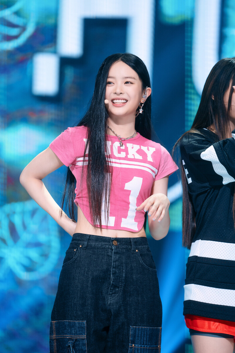 220807 NewJeans Hanni 'Attention' at Inkigayo documents 7