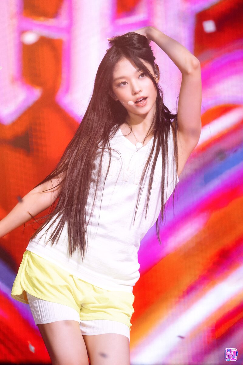 220814 NewJeans Haerin - 'Attention' at Inkigayo documents 9