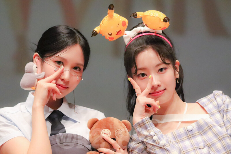 220904 TWICE Dahyun & Mina at Musicplant Fansign documents 3