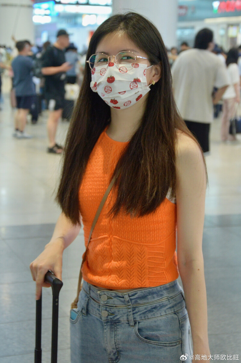 230721 Chen Lin at Beijing Airport documents 4