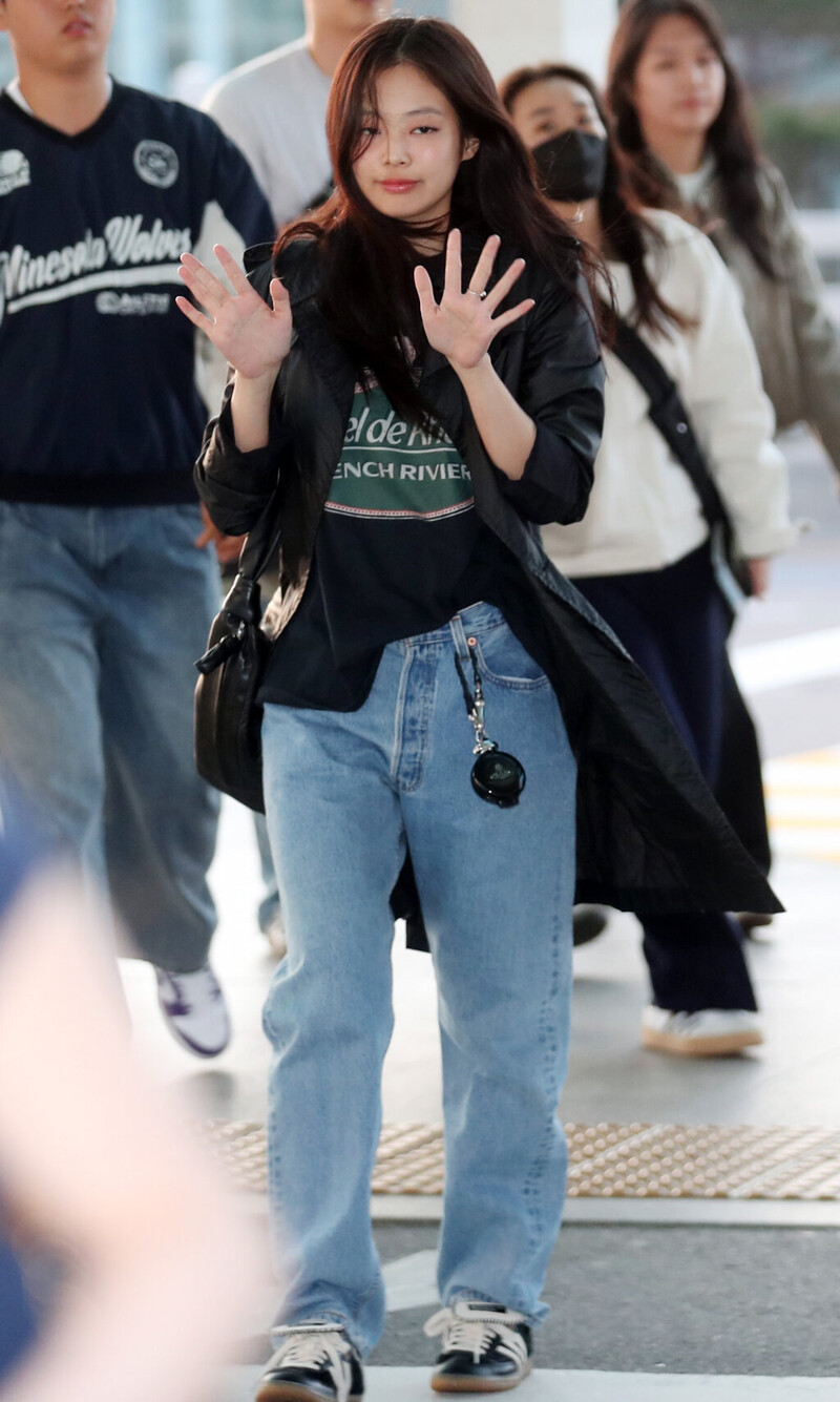 240502 Jennie at Incheon International Airport documents 2