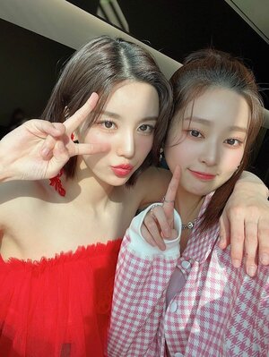 220409 Kwon Eunbi & Kim Minju SNS Update