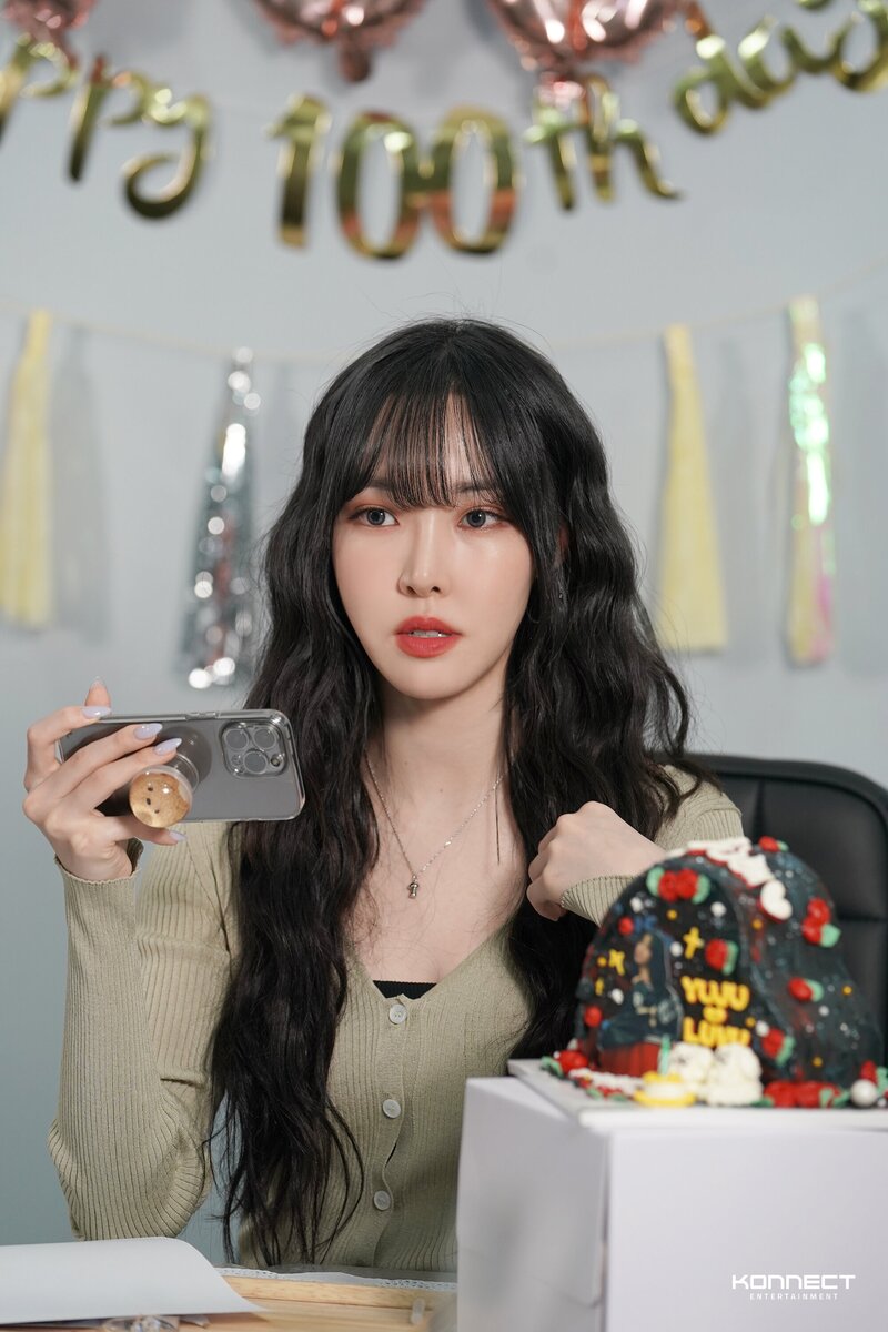 220511 Konnect Entertainment - Yuju at 100th Day Celebration Behind the Scenes documents 11
