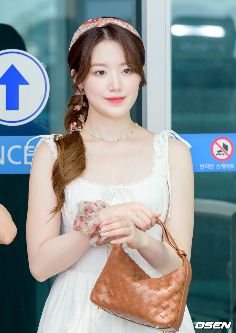 230721 (G)-IDLE Shuhua at Incheon International Airport documents 1