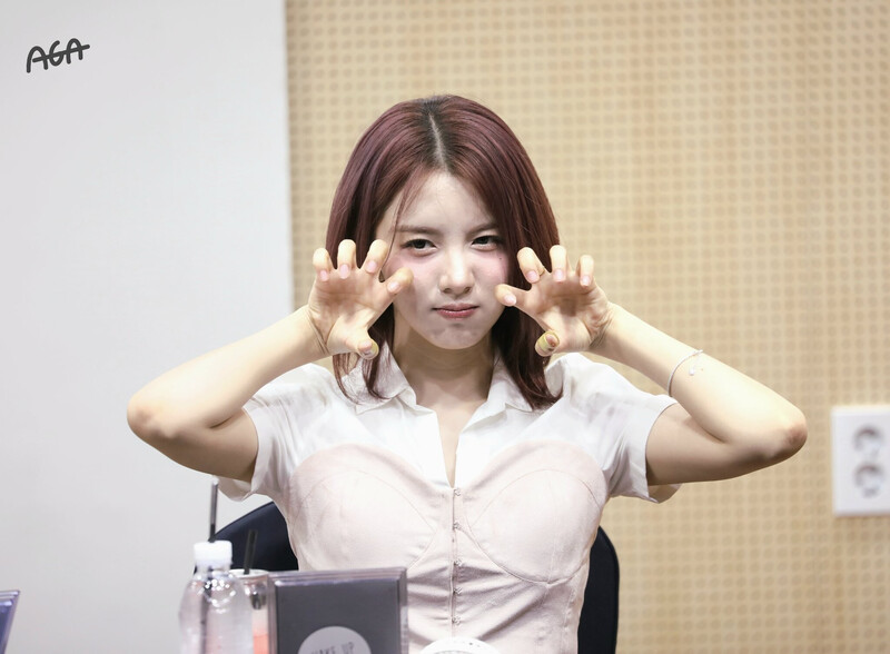 240818 WOOAH - LUCY at fan sign event documents 2