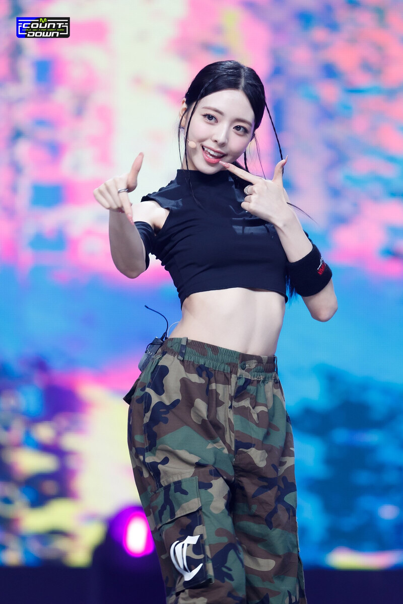 230824 ITZY Yuna - 'Cake' at M COUNTDOWN documents 2