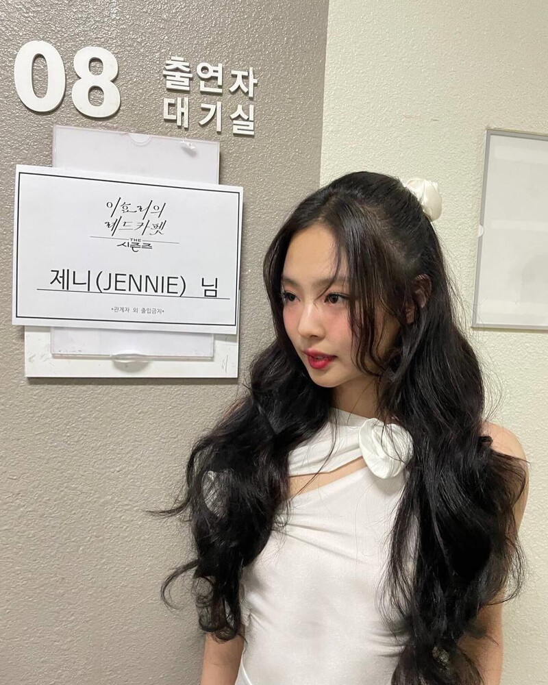 240106 - JENNIE Instagram Update documents 4