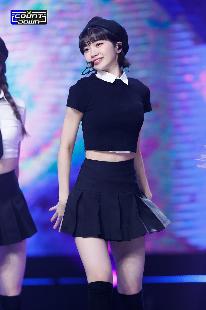 220505 LE SSERAFIM's Chaewon - 'Fearless' and 'Blue Flame' at M Countdown documents 13
