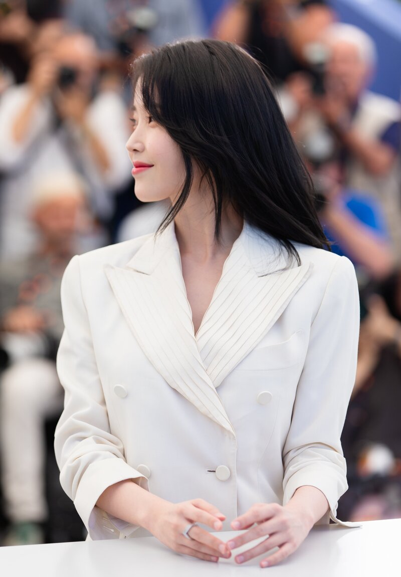 220527 IU- 'THE BROKER' Photocall Event at 75th CANNES Film Festival documents 9