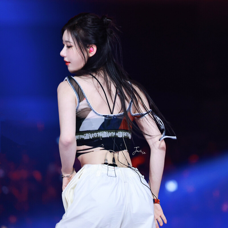 240602 ITZY Chaeryeong at K-Wave Concert Inkigayo documents 10