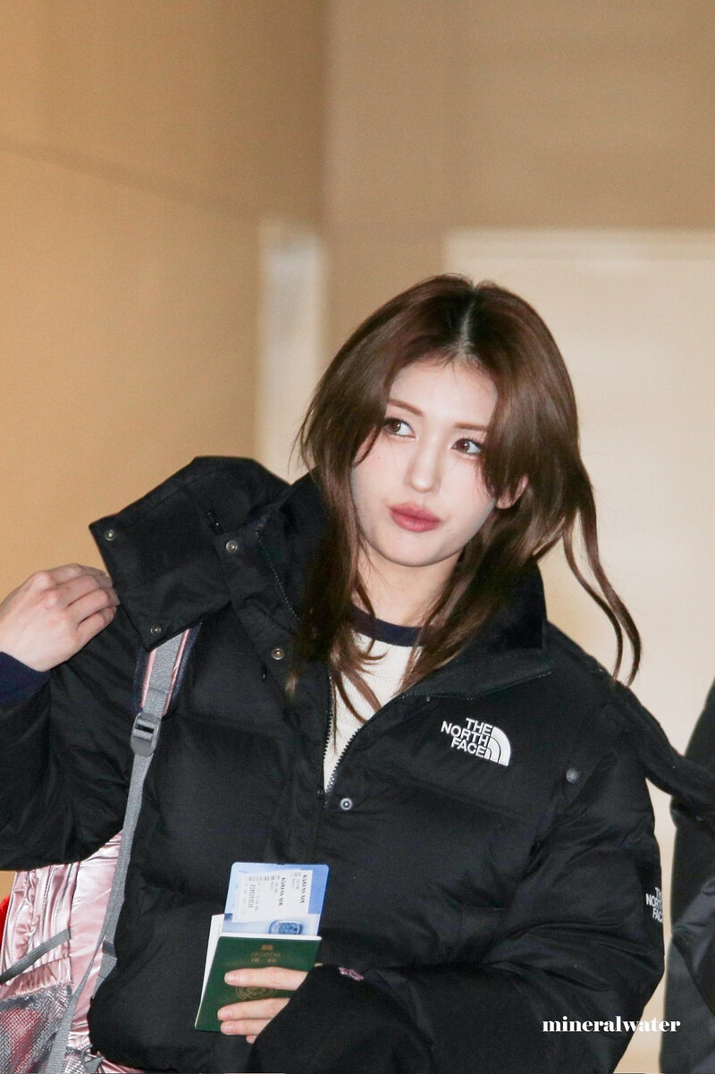 250102 Jeon Somi at Incheon Airport documents 7