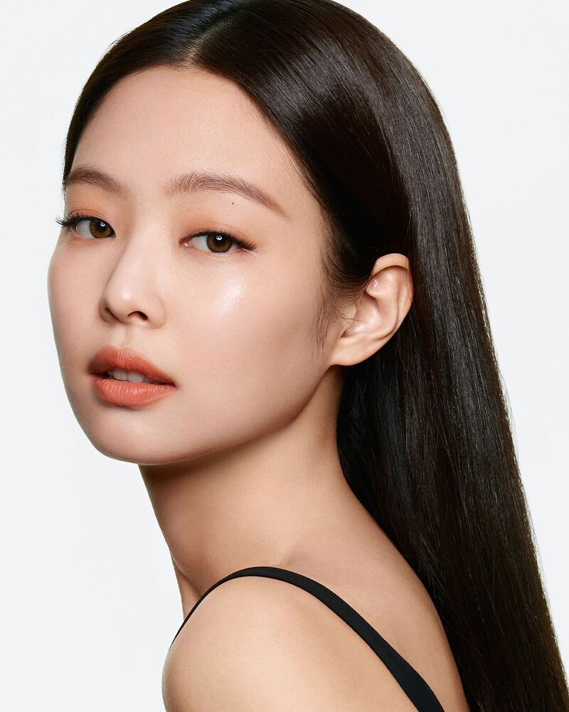 BLACKPINK's Jennie for Hera Beauty documents 1